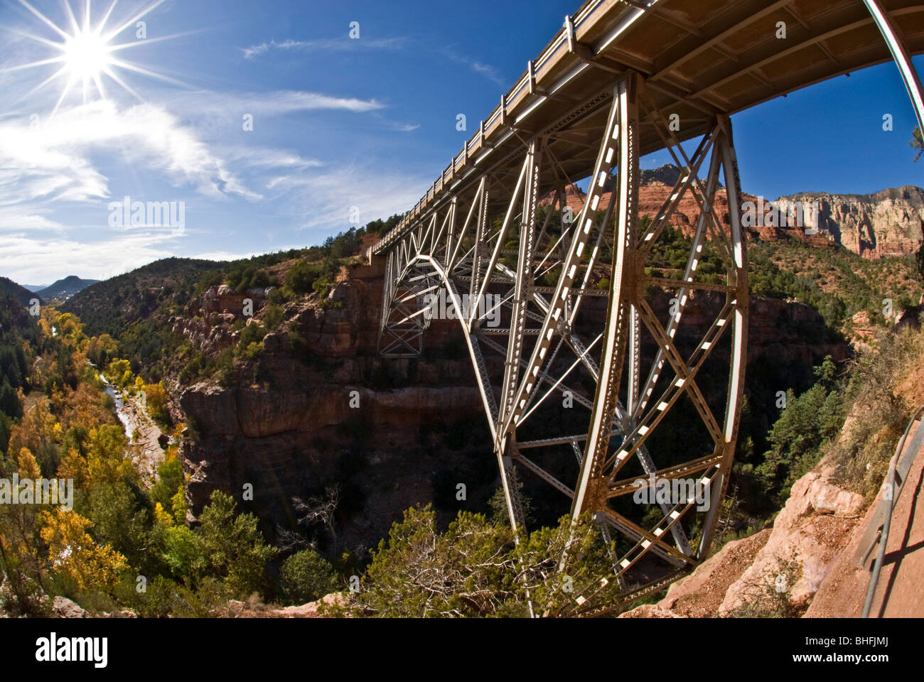 Midgley Bridge, un span qui traverse Oak Creek à Sedona, Arizona, Etats-Unis (fisheye/grand angle) Banque D'Images