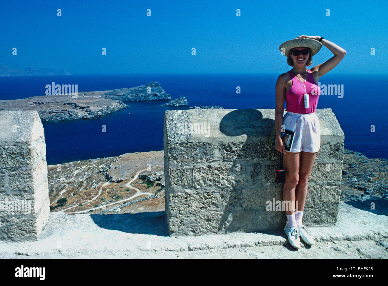 Femme tourisme haut de l'Acropole de Lindos Rhodes Iles Grecques Hellas Banque D'Images