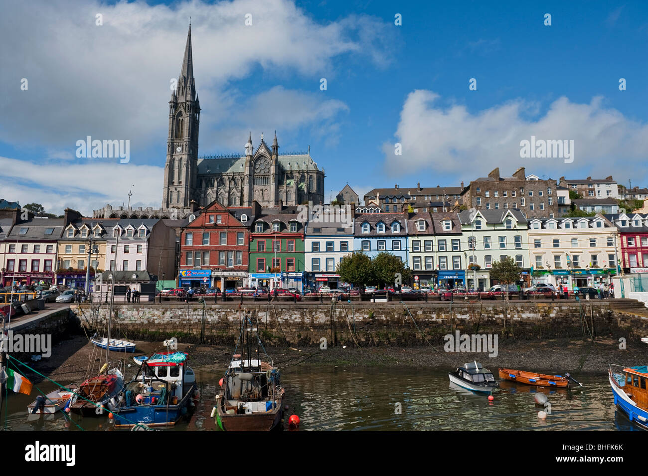 Cobh Waterfront et la cathédrale saint Colman, Irlande Banque D'Images