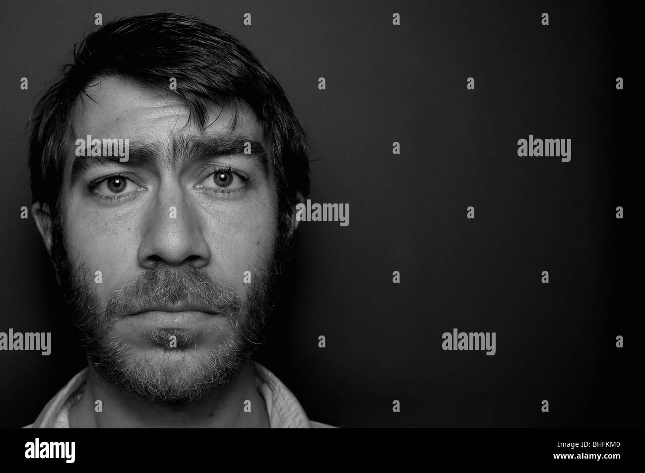 Portrait de jeune homme barbu b&w Banque D'Images