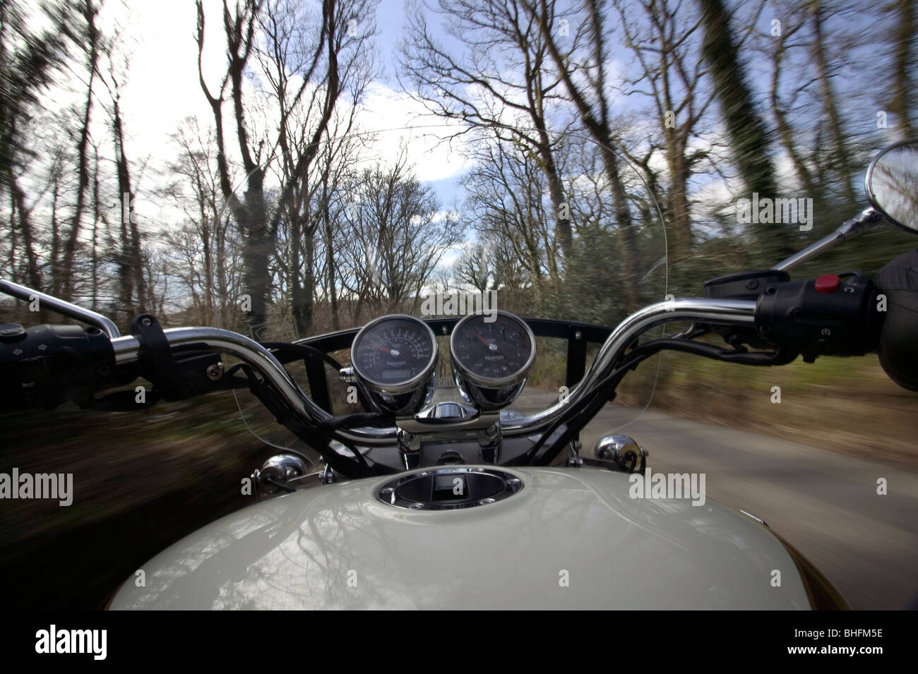 Rider voyageant le long de routes de campagne, sur une moto Triumph Rocket III Banque D'Images