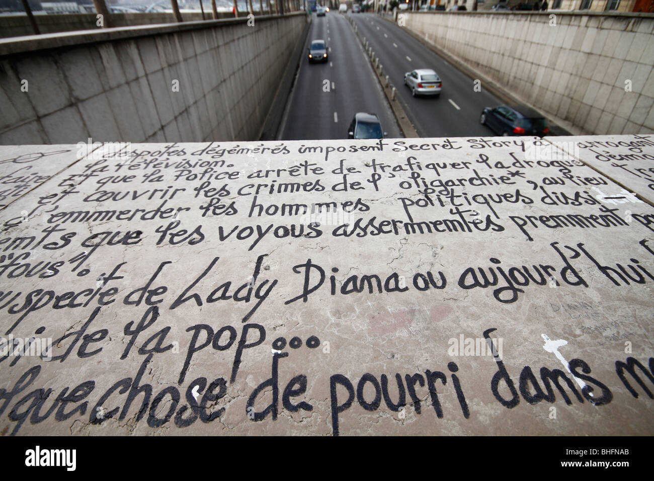 Divers messages d'amour et de respect par la gauche en deuil sur les lieux où la princesse Diana est morte, le Pont de l'Alma tunnel. Banque D'Images