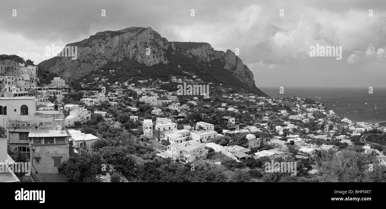 Vue spectaculaire vers Monte Solaro, île de Capri, Italie Banque D'Images