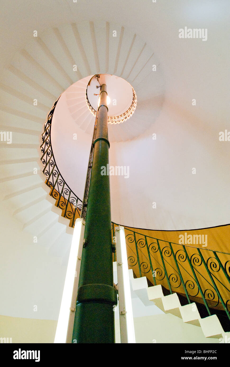 Un escalier en spirale dans un phare Banque D'Images