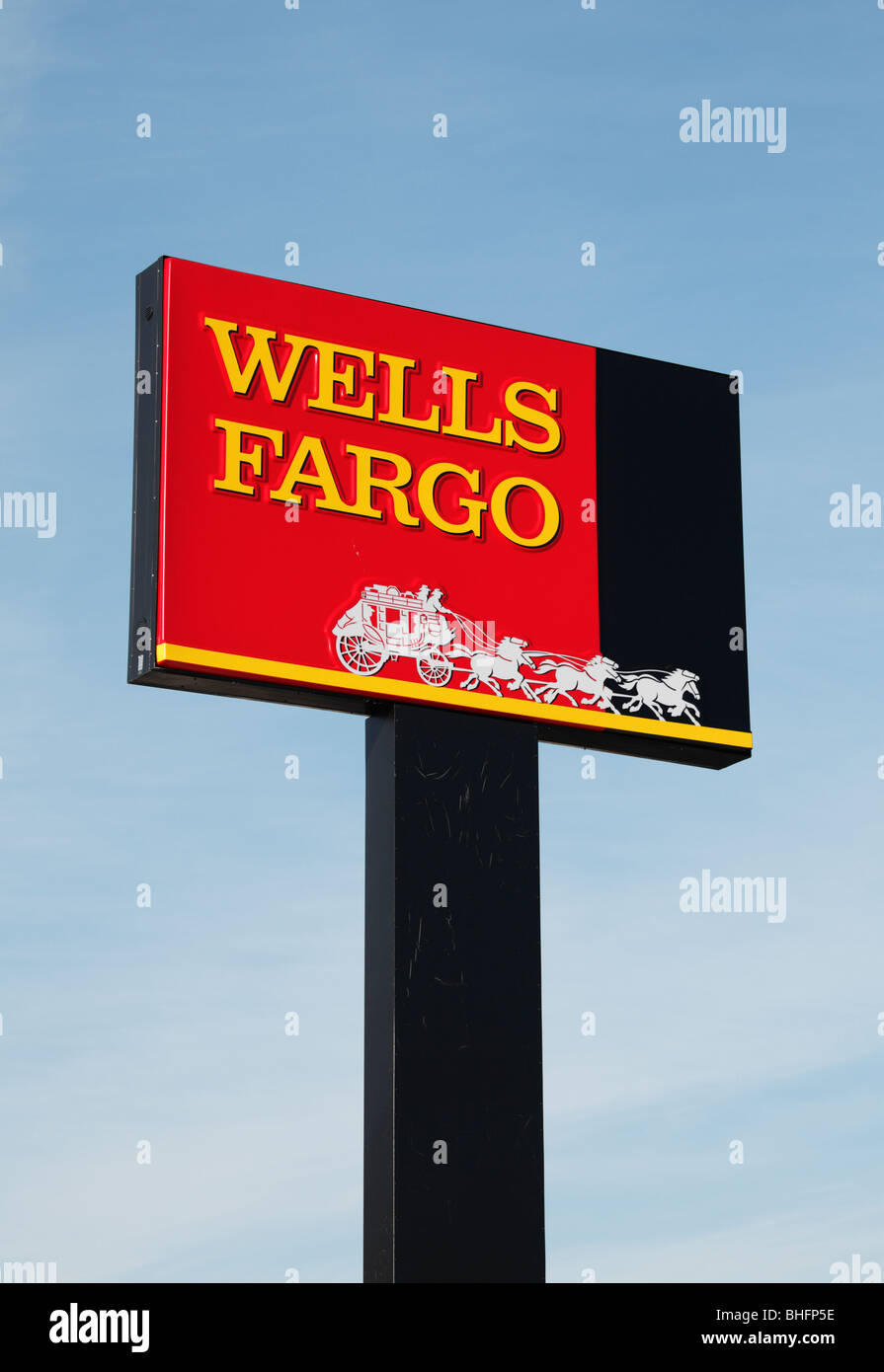 Signe devant une succursale de la banque Wells Fargo. Banque D'Images