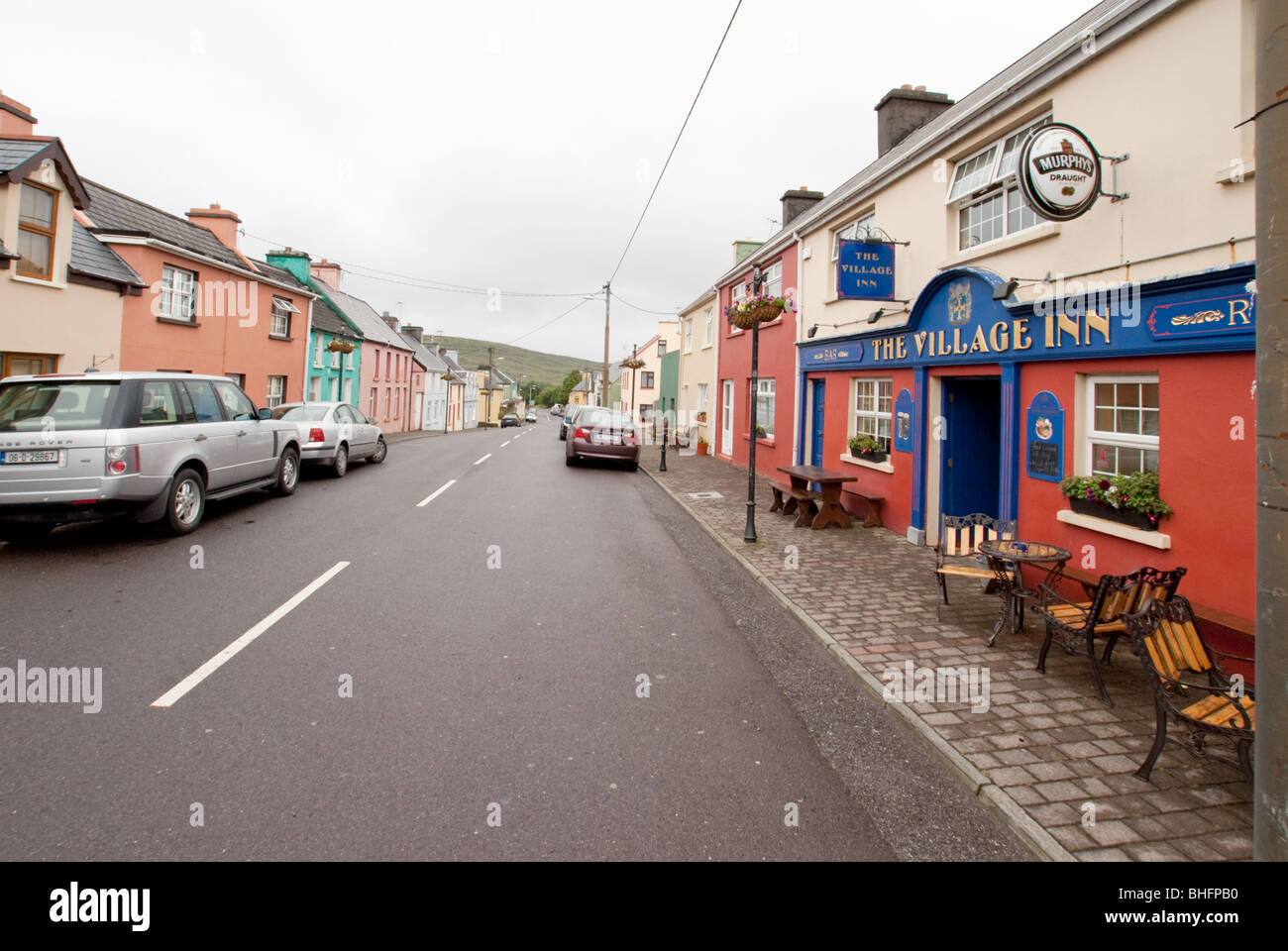 Une scène de rue en milieu rural dans une petite ville irlandaise montrant le village pub Banque D'Images