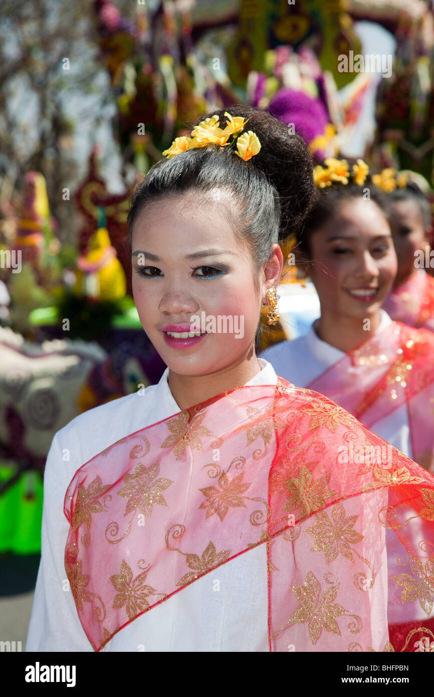 Affichage fleurs, asian woman portrait art floral gaiement décorées, défilé de chars ornés de fleurs colorées ; 34e Festival des fleurs de Chiang Mai. Banque D'Images