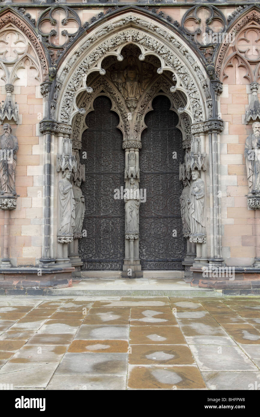 D'énormes portes en chêne de la grande porte de l'Ouest à la Cathédrale de Lichfield en Angleterre,personnel. Banque D'Images