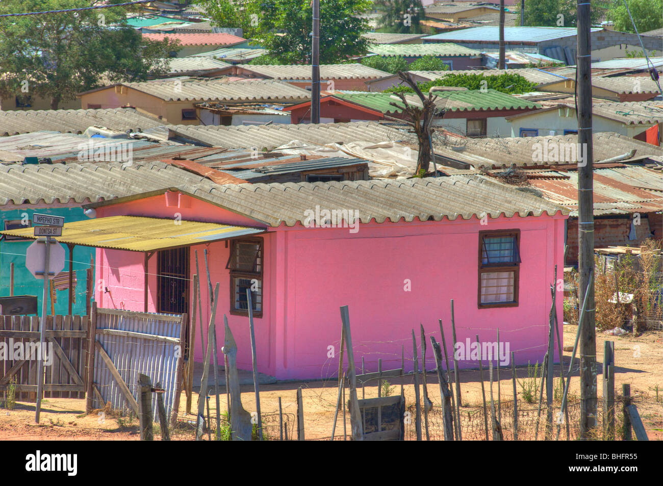 Colorful pink house dans le cadre d'installation rurale, Afrique du Sud Banque D'Images