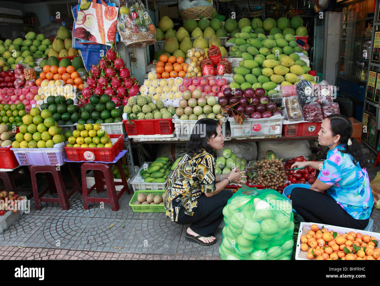 Vietnam, Ho Chi Minh Ville, Saigon, le marché Ben Thanh, vendeurs de fruits Banque D'Images