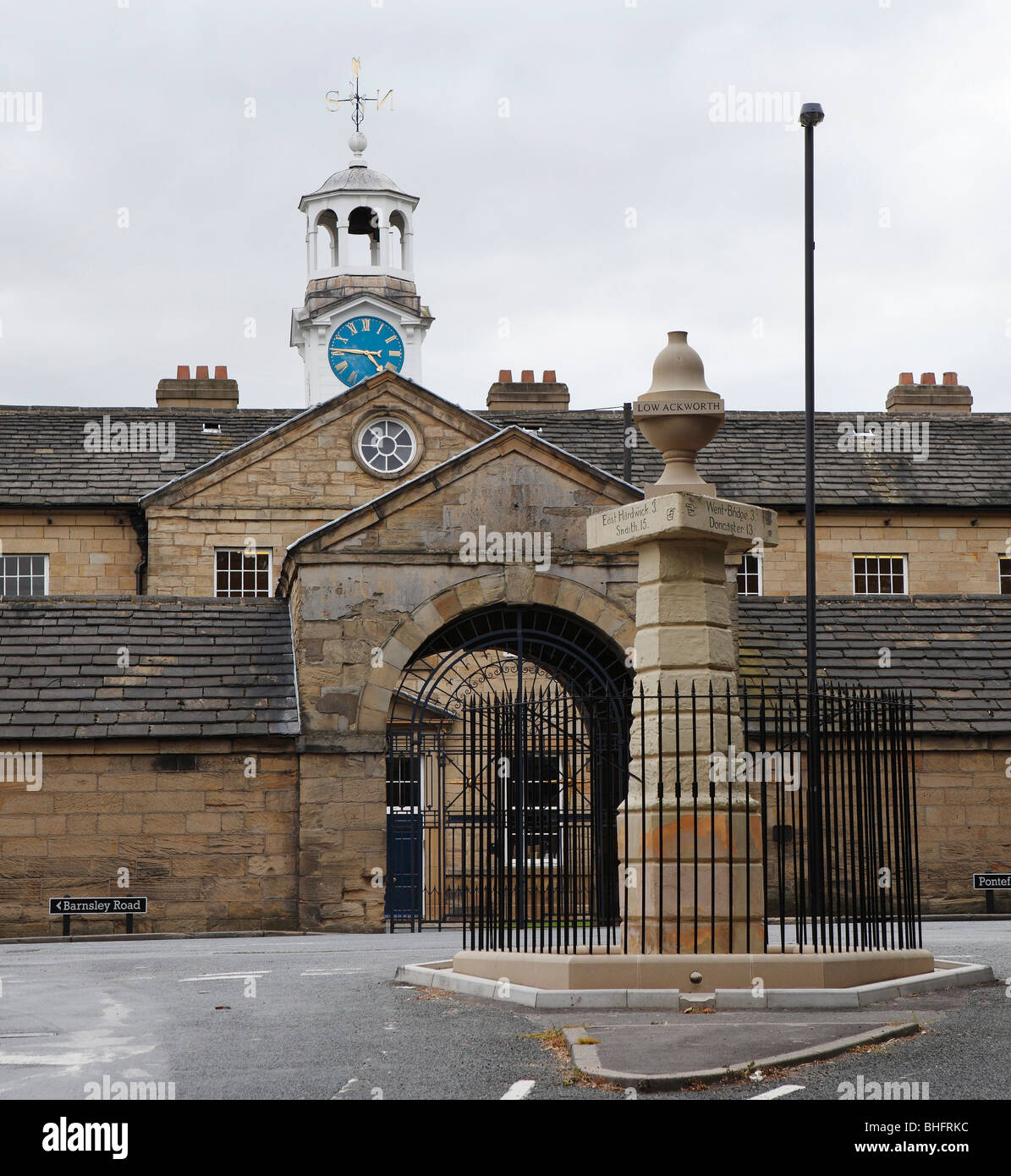 Tour de l'horloge d'entrée à l'école secondaire Ackworth et pierre guide Banque D'Images