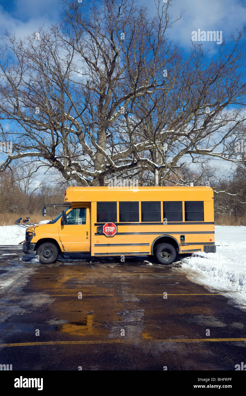 Petite école bus sur le parking Banque D'Images
