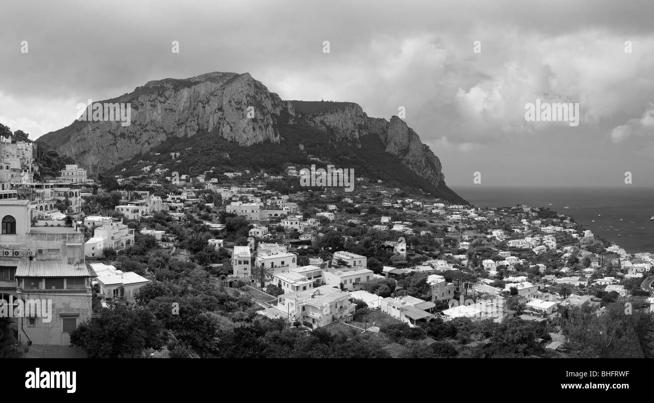 Vue spectaculaire vers Monte Solaro, île de Capri, Italie Banque D'Images