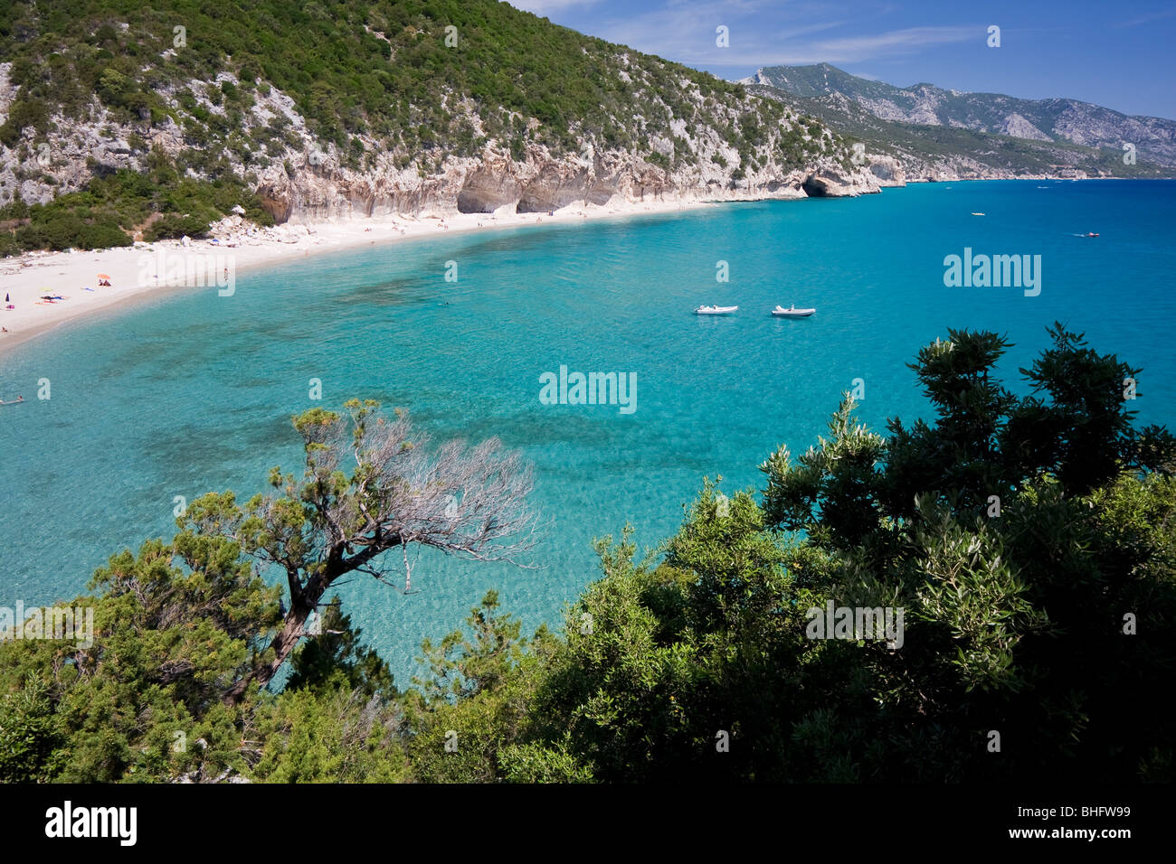 Plage Cala Luna vide, Sardaigne, île de l'Italie. Eau bleu clair dans la baie de Cala Luna, Mer Méditerranée. Banque D'Images