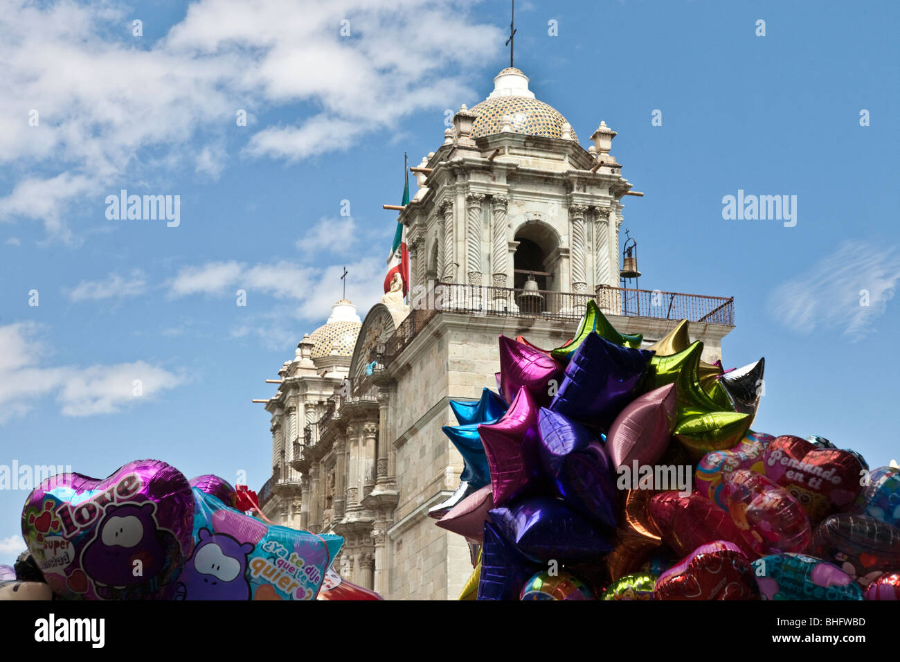 Les clochers de la cathédrale de Oaxaca sont encadrées par deux montagnes de ballons d'hélium à vendre dans le Zocalo ci-dessous Banque D'Images