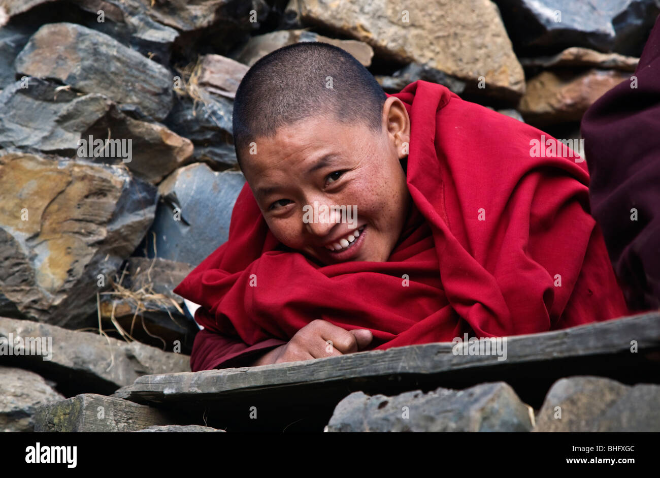 Une religieuse vit une vie monastique traditionnelle à étudier le dharma dans un monastère