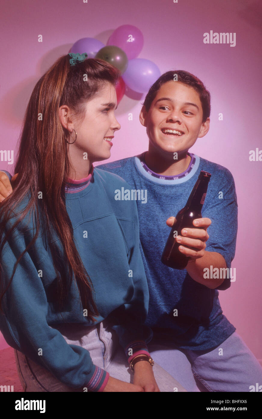 La pression des pairs de l'alcool bu la bière offrir influence parti convaincre toxicomanie la Banque D'Images