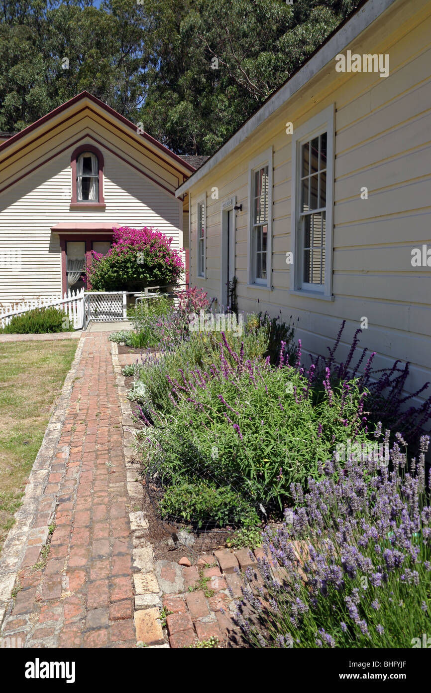 Le logement et les jardins historiques au Camp Reynolds, Angel Island State Park, près de Tiburon, Californie, USA. Banque D'Images