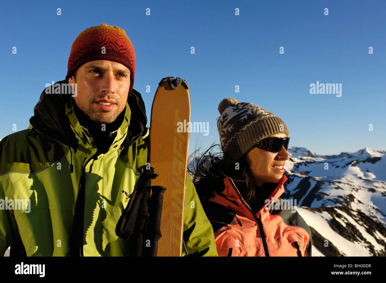 L'homme et la femme avec ski en face de montagnes de neige au soleil, Schnals valley, Val Venosta, Tyrol du Sud, Italie, Europe Banque D'Images