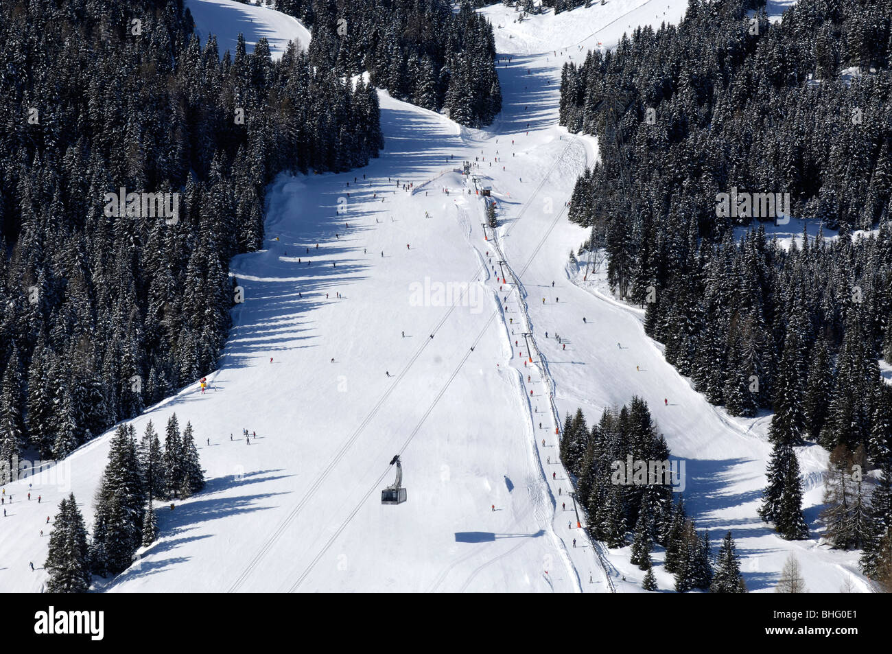 Au vue des pistes de ski et la forêt de conifères, Val Gardena, Tyrol du Sud, Italie, Europe Banque D'Images