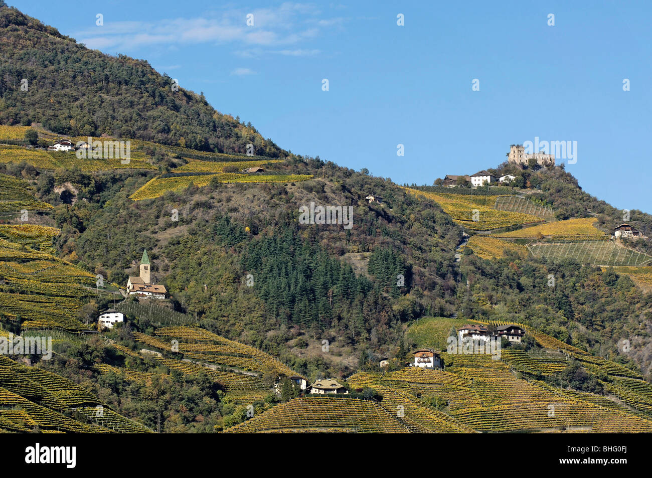 Château Rafenstein à flanc de montagne au-dessus des vignes, Bozen, Tyrol du Sud, Italie, Europe Banque D'Images