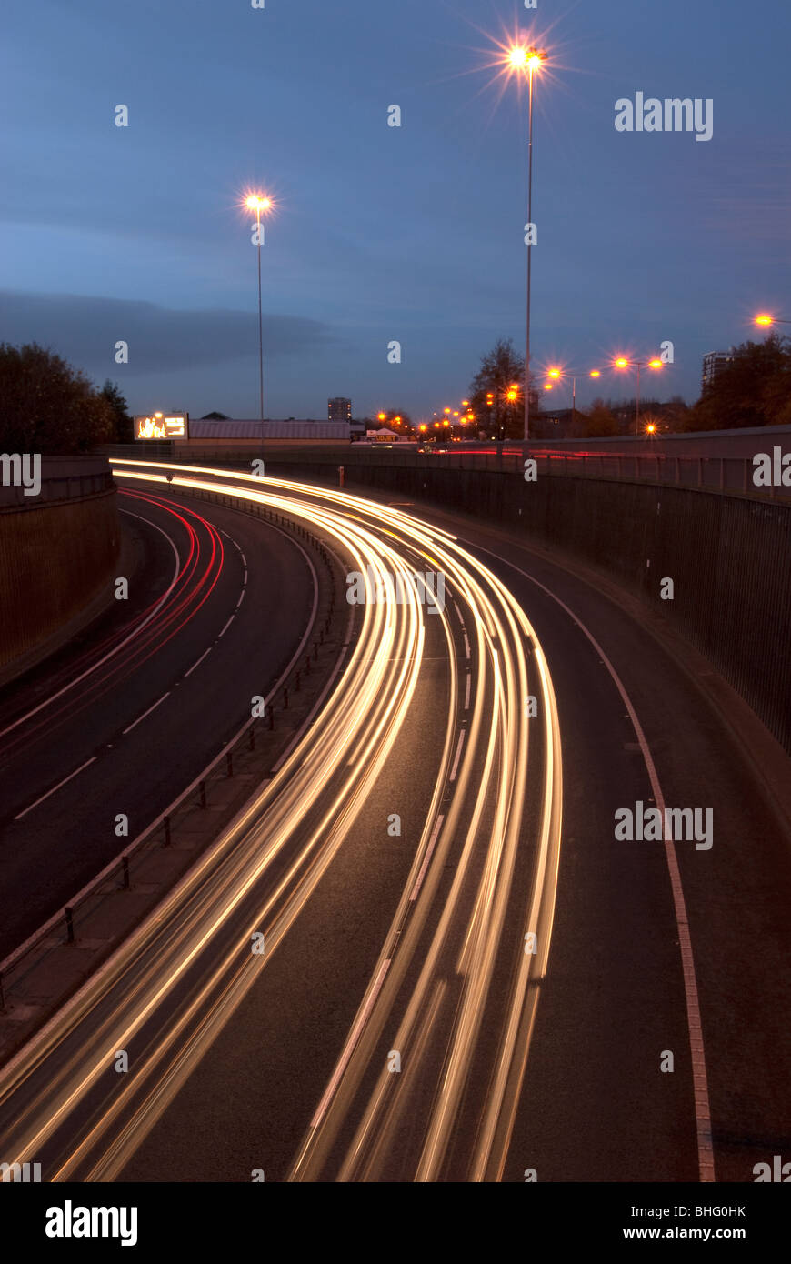 Liverpool à Wallasey tunnel Kingsway UK route de nuit avec des sentiers de phare de voiture Banque D'Images