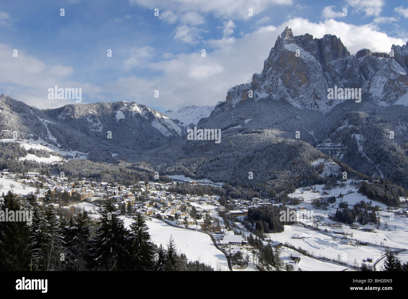 Voir dans un village dans une vallée en hiver, Siusi, Valle Isarco, Tyrol du Sud, Italie, Europe Banque D'Images