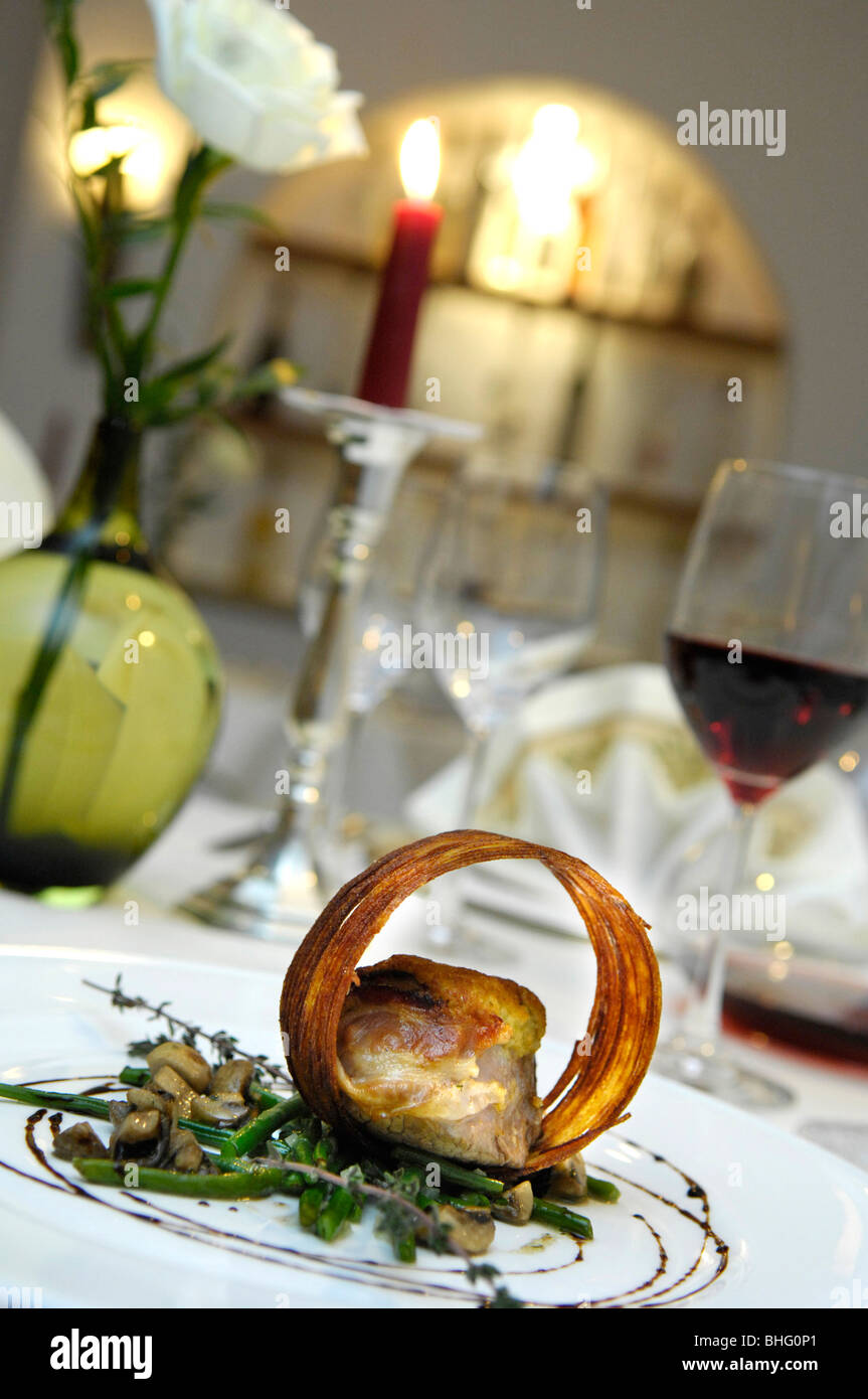 Plaque avec plat de viande dans un restaurant, le Tyrol du Sud, Italie, Europe Banque D'Images