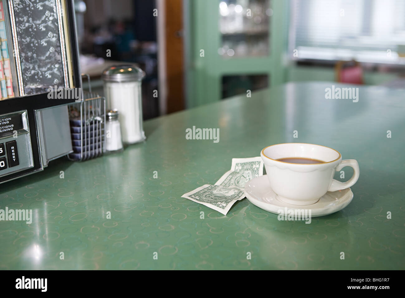 Le café et l'argent pour un diner counter Banque D'Images
