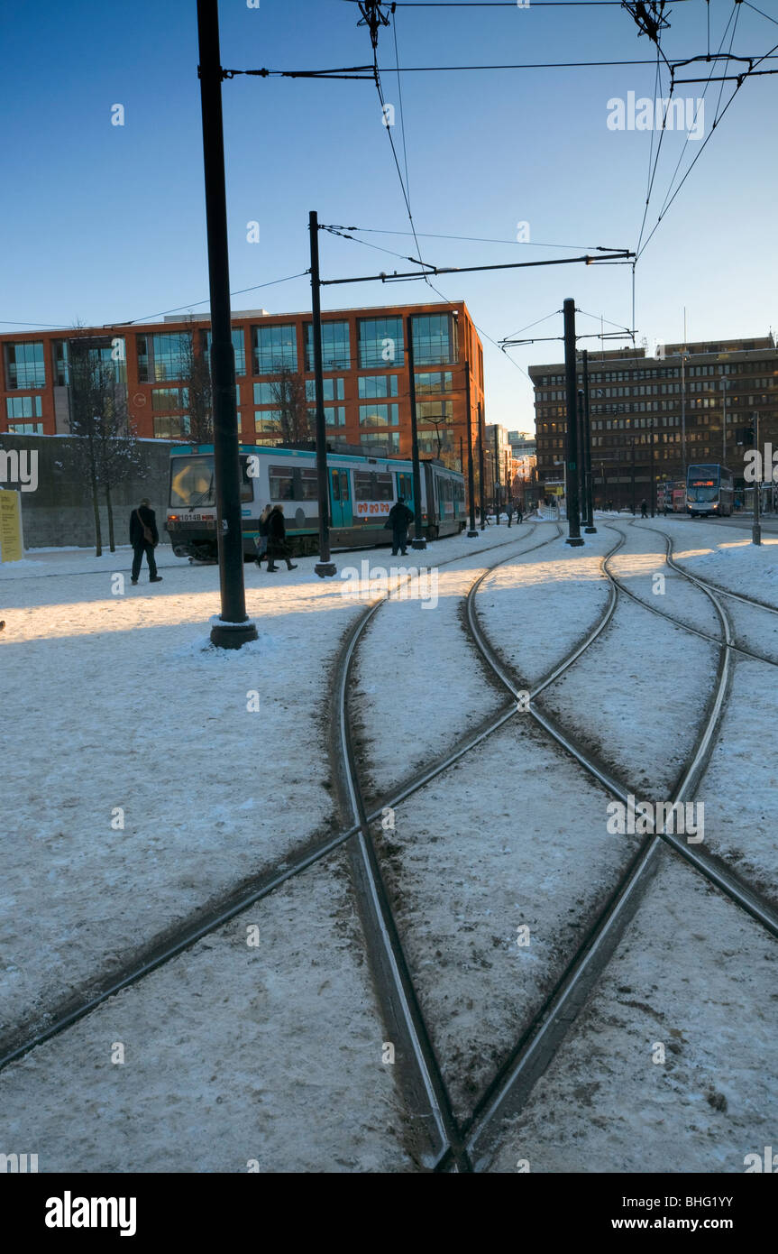 L'arrêt de tramway Métro Piccadilly Gardens Manchester snow winter sun Banque D'Images