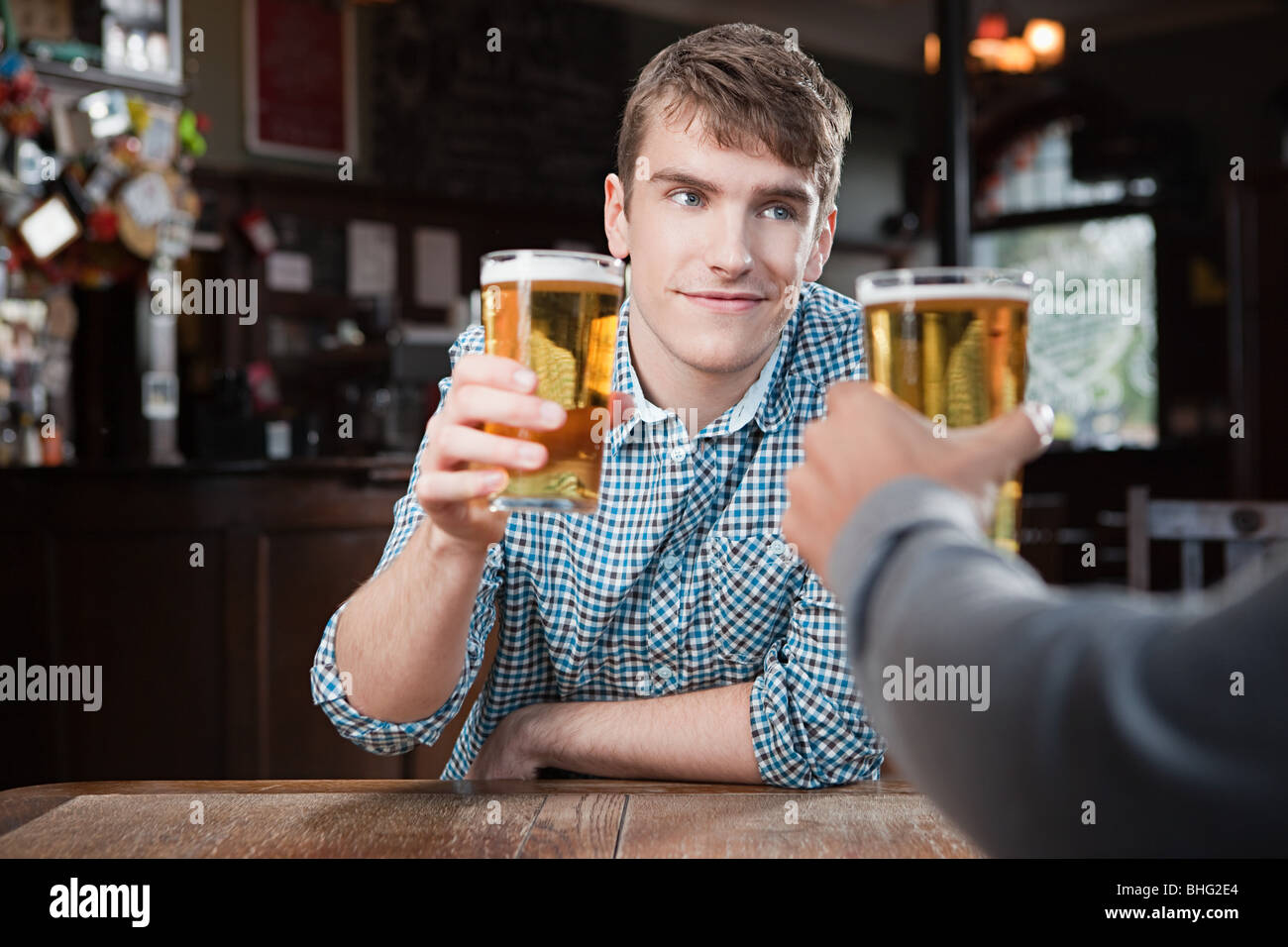 Les jeunes hommes en bar Banque D'Images