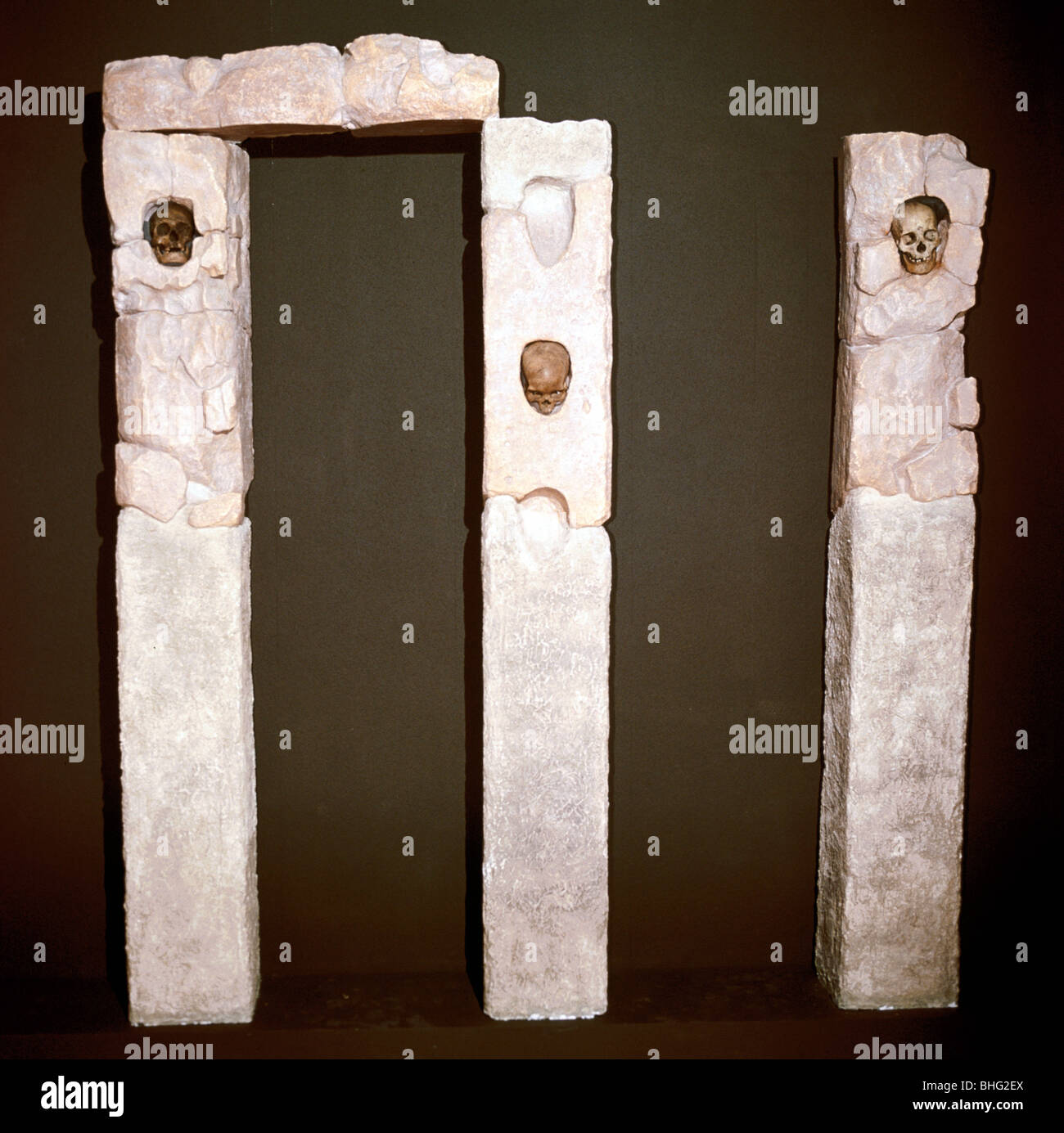 Portique avec crânes d'un sanctuaire celtique, Roquepertuse, France, 3 c - 2e siècle avant J.-C.. Artiste : Inconnu Banque D'Images