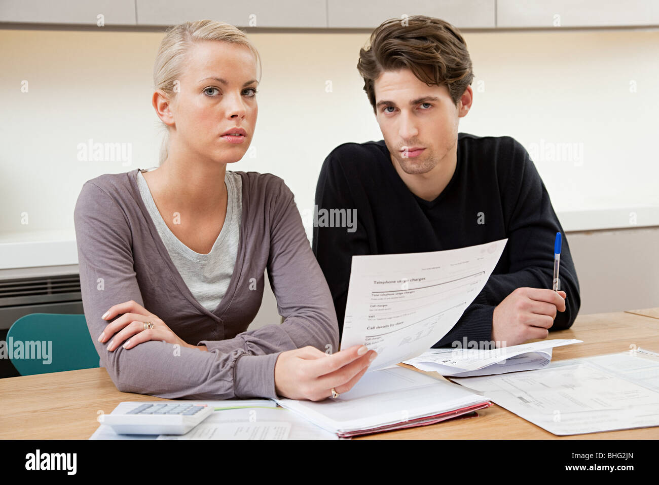 Jeune couple doing home finances Banque D'Images