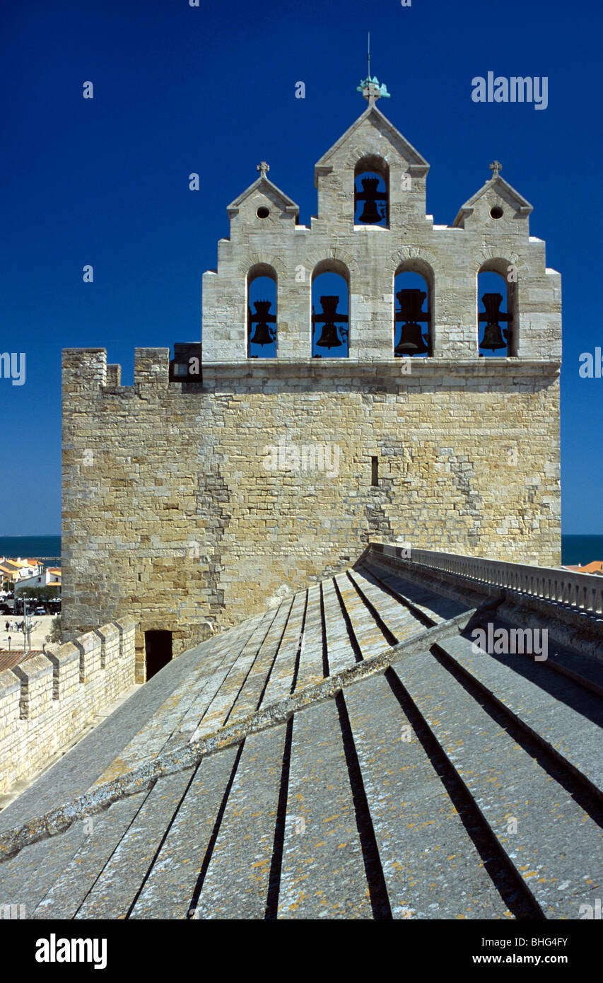 Beffroi de pierre, cloches et toit de l'église fortifiée de notre-Dame-de-la-Mer, les Saintes-Maries-de-la-Mer, Camargue, France Banque D'Images