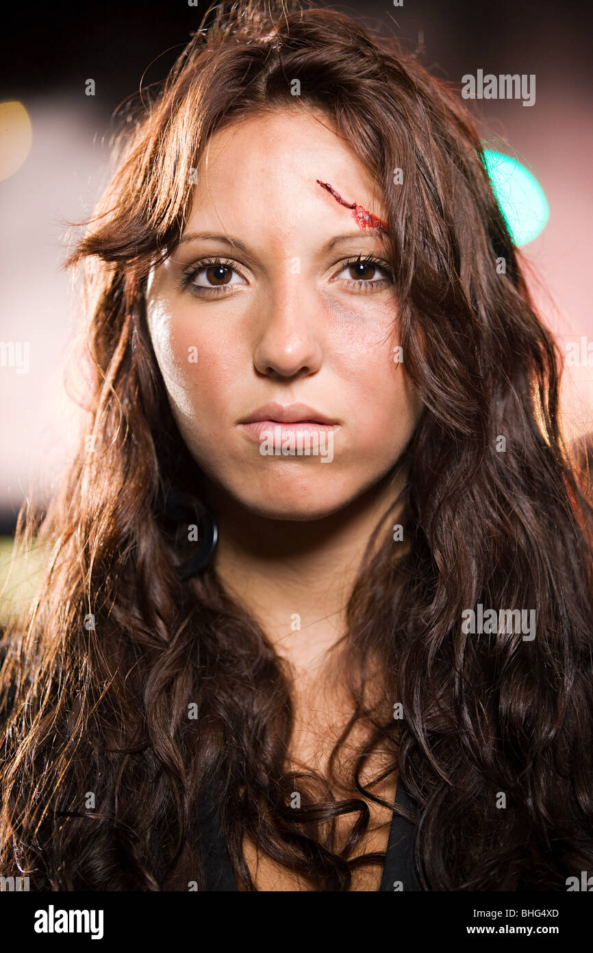 Adolescente avec des blessures au visage Banque D'Images