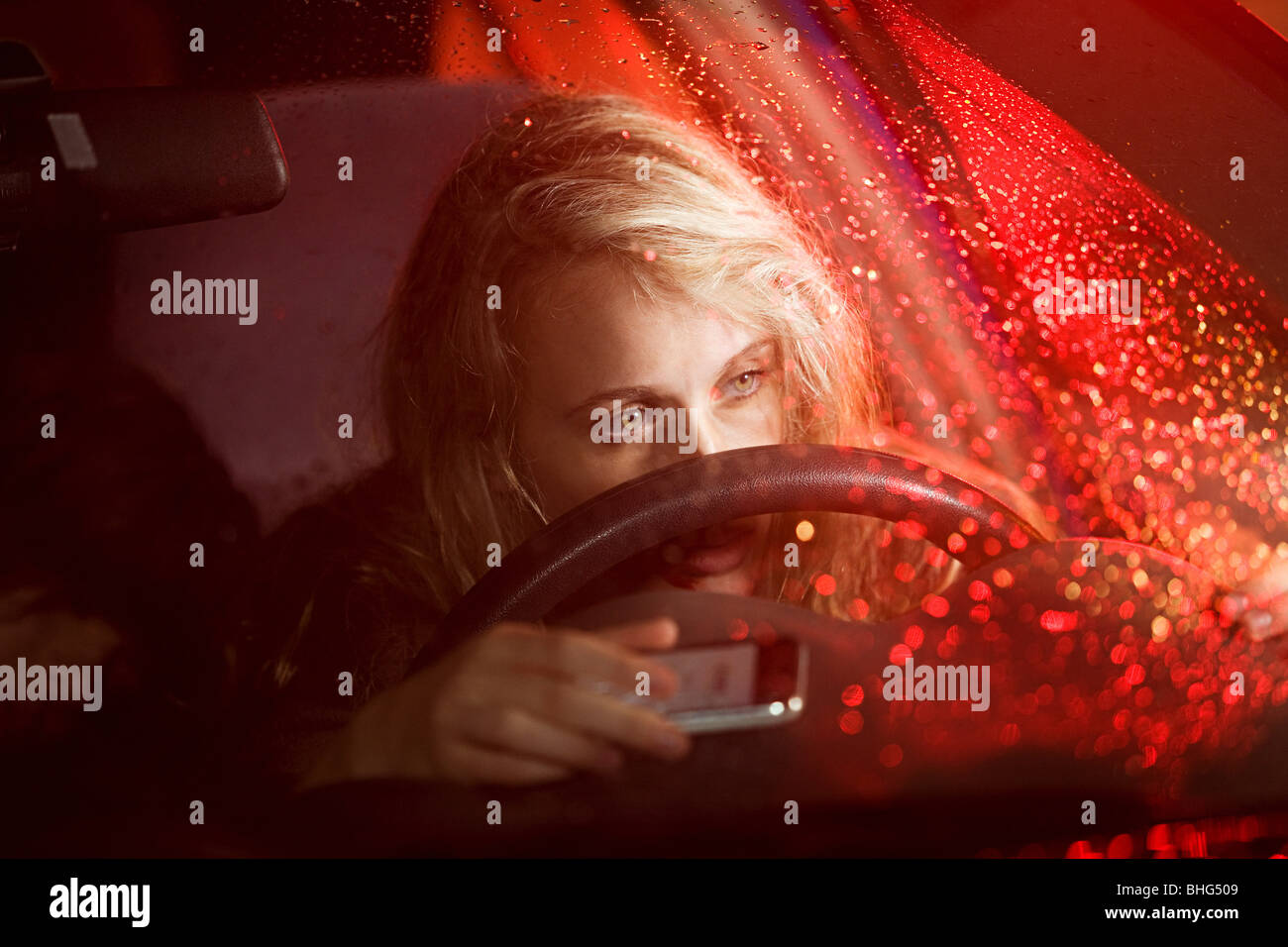 Jeune femme en accident de voiture Banque D'Images