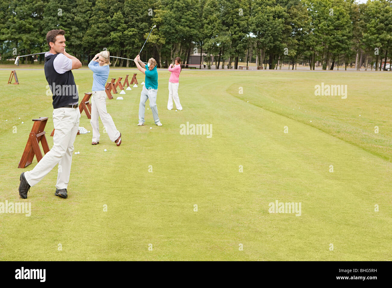 Quatre golfeurs sur la gamme de conduite Banque D'Images