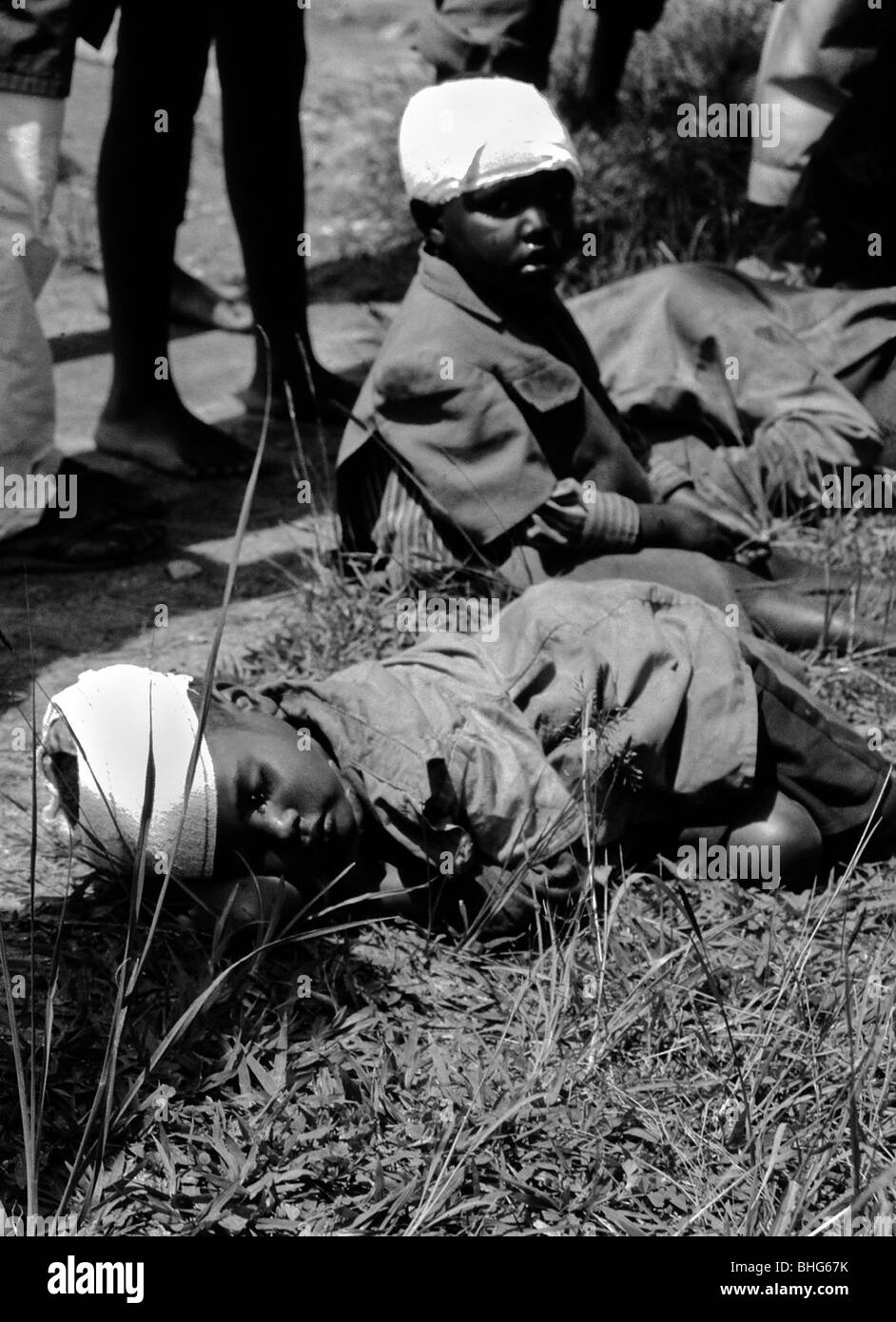 Les enfants réfugiés Tutsi avec la tête bandée après avoir été réduit à la machette au Rwanda 1994 Banque D'Images