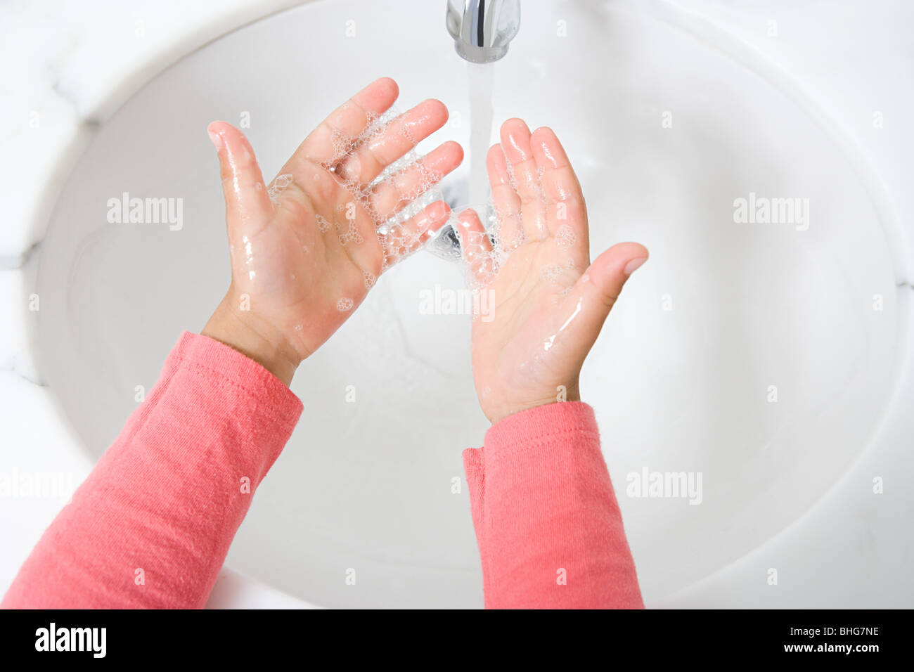 Se laver les mains de l'enfant Banque D'Images