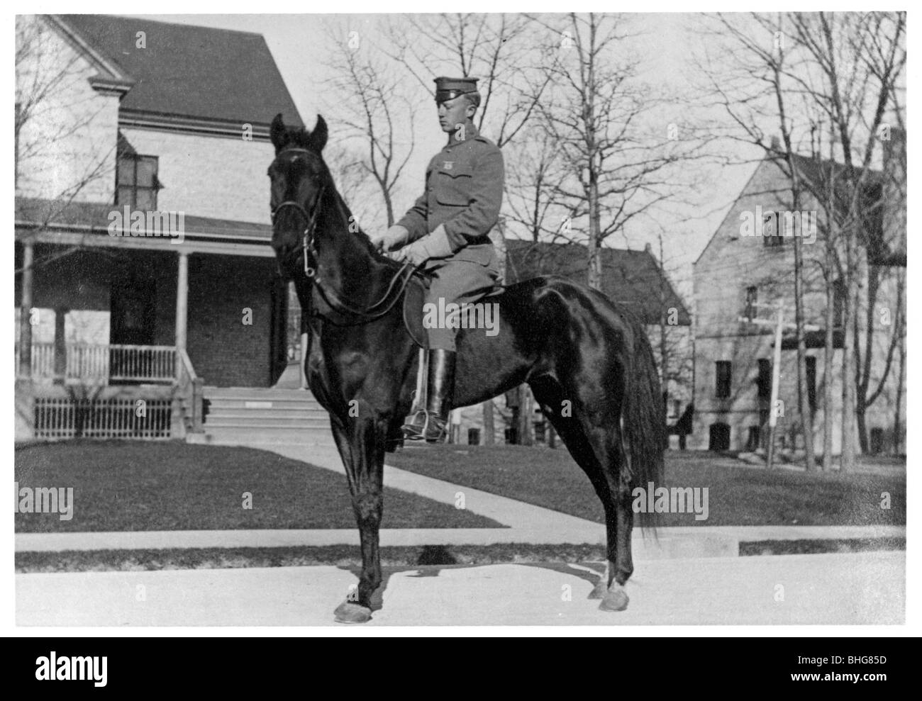 George S Patton, soldat américain, à cheval, à Fort Sheridan, Illinois, USA, 1910. Artiste : Inconnu Banque D'Images