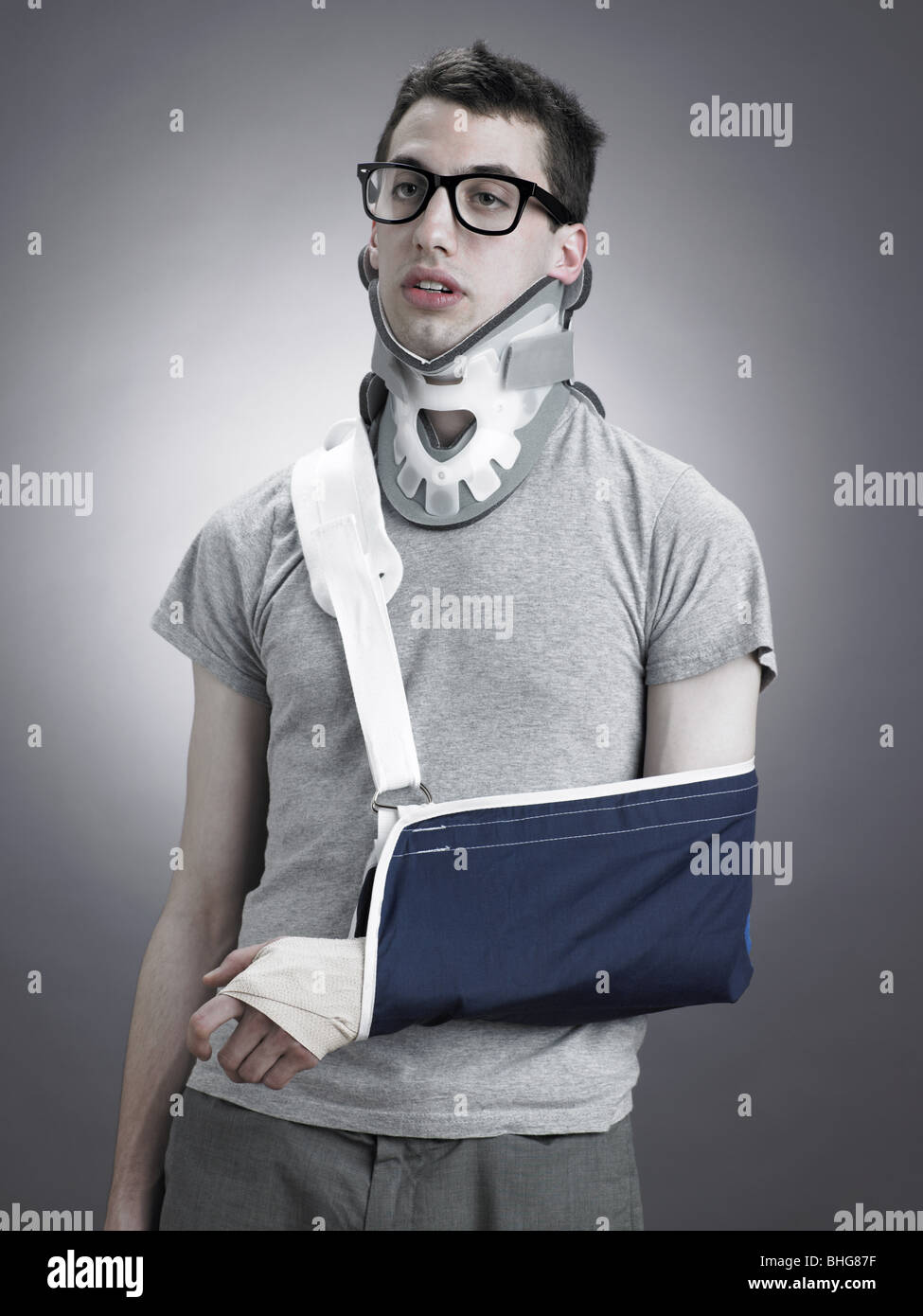 Man with neck brace et bras en écharpe Banque D'Images