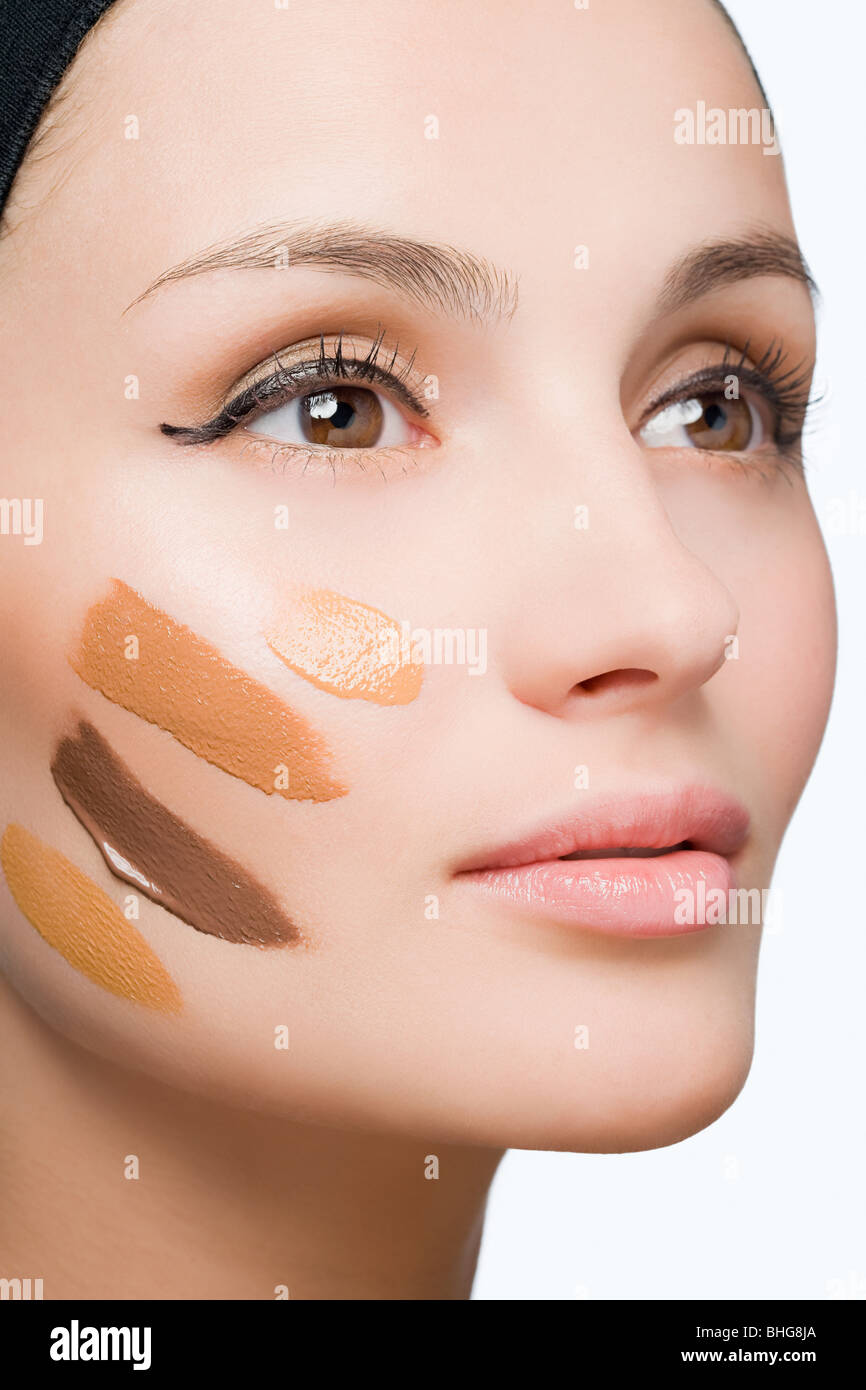 Femme avec Foundation sur le visage Banque D'Images