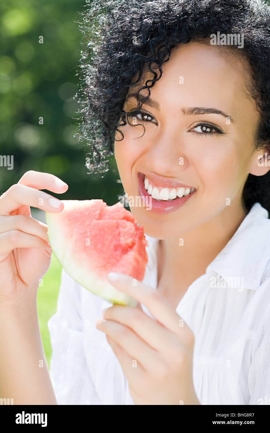 Jeune femme avec tranche de pastèque Banque D'Images
