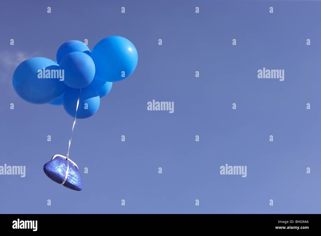 Sac à main bleu avec des ballons volants Banque D'Images