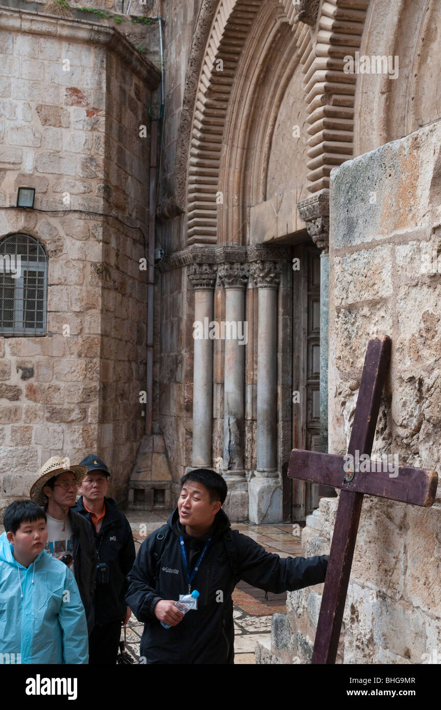 Pèlerins japonais avec croix à l'entrée du Saint-Sépulcre Banque D'Images