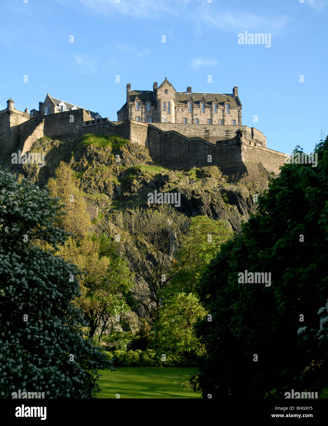 Une vue sur le château d'Édimbourg à travers les arbres. Banque D'Images