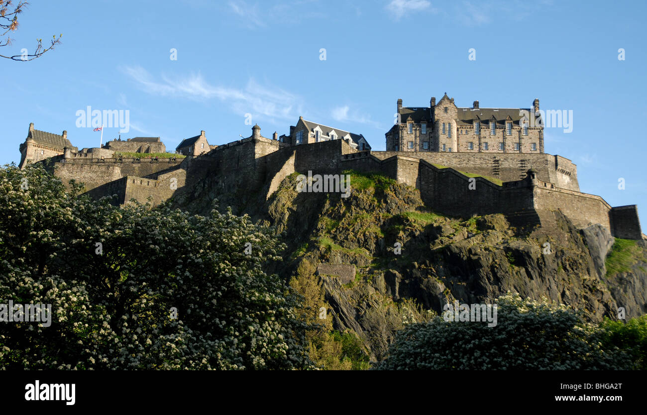 Une vue sur le château d'Édimbourg à travers les arbres. Banque D'Images