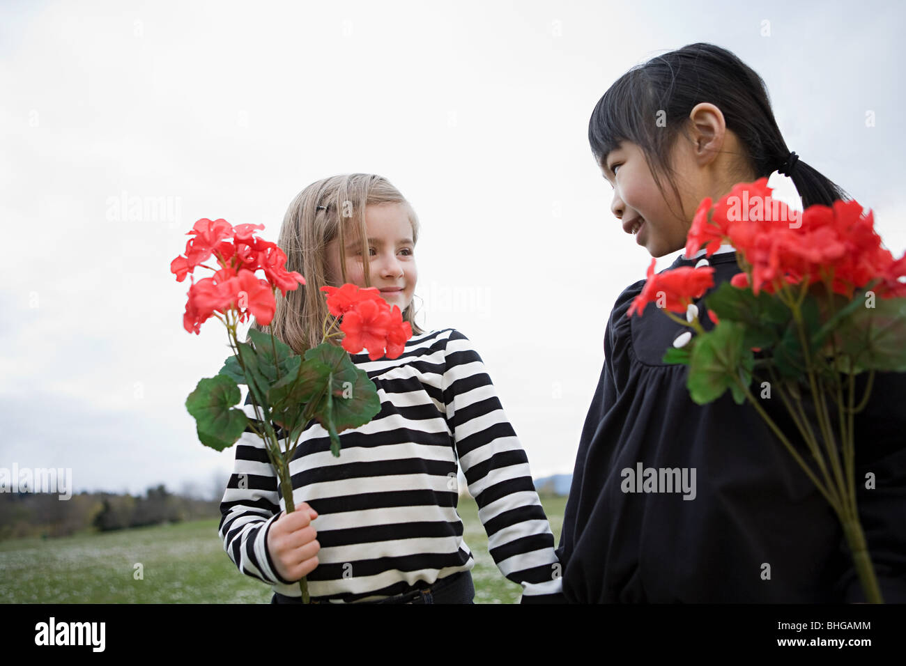 Girls holding Flowers Banque D'Images