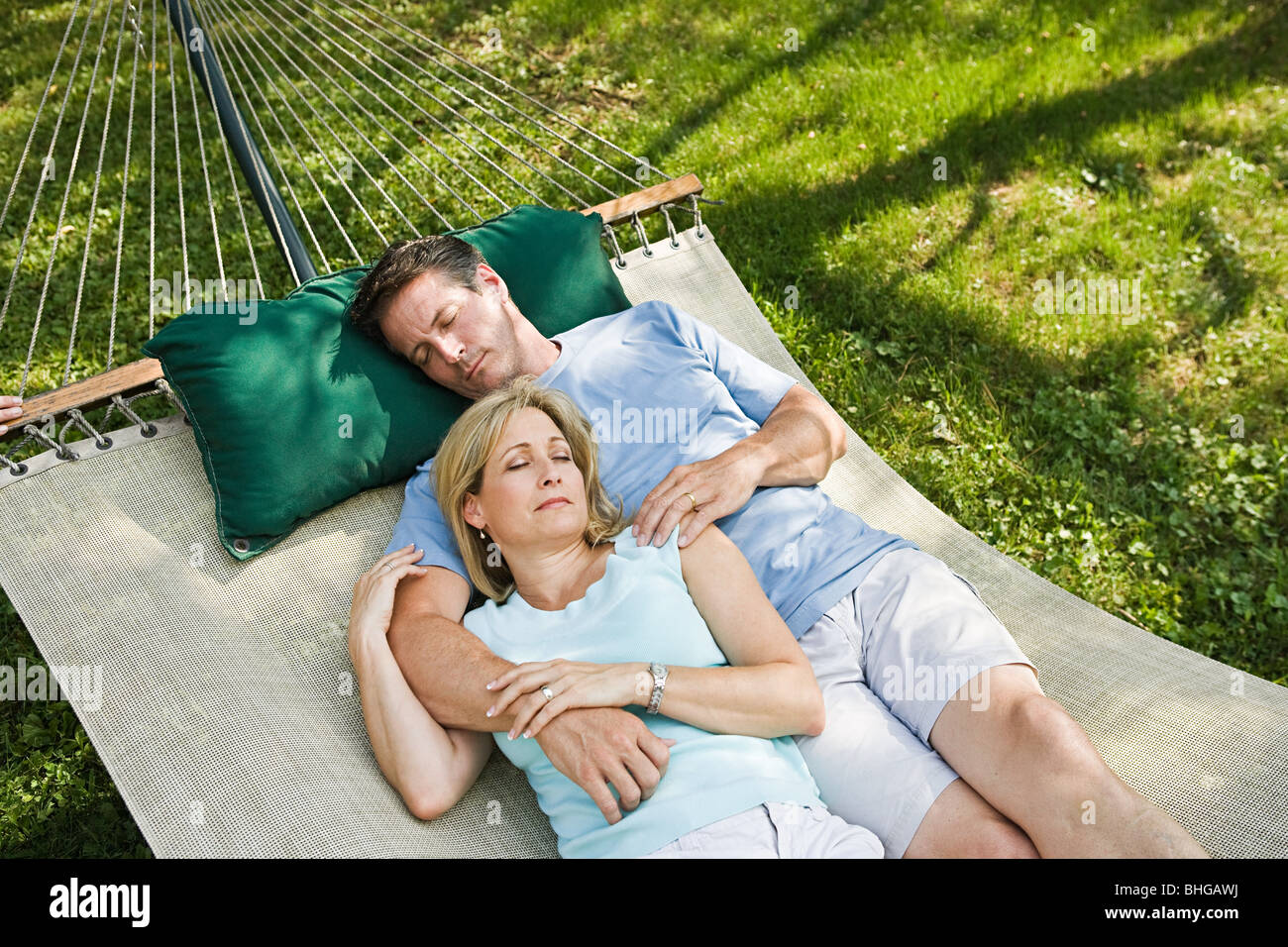 Couple lying in hammock Banque D'Images