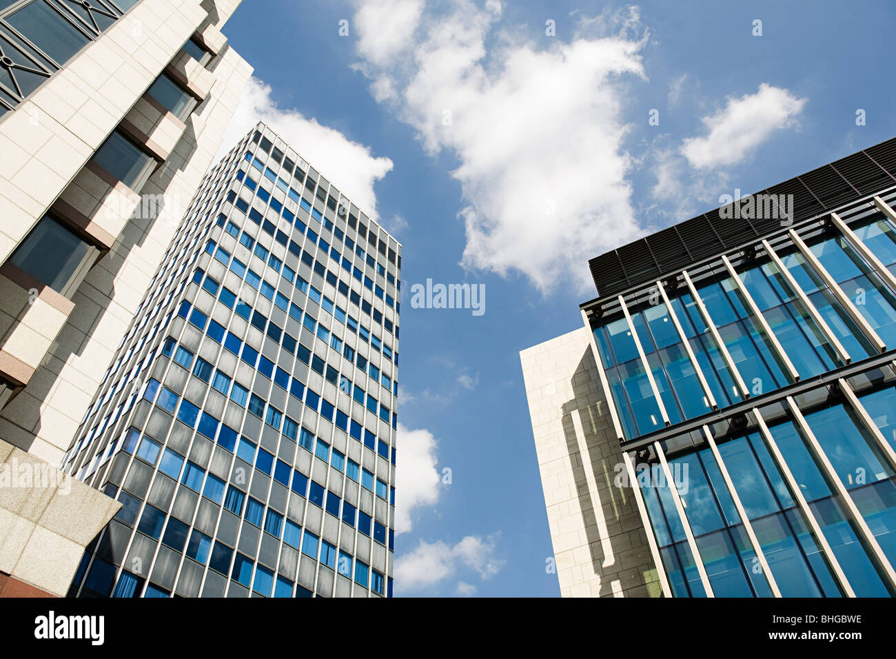 Low angle view d'immeubles de bureaux Banque D'Images
